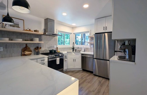 Crestline Cabina | Woodsy Chalet by Lake Gregory, 1–2 Hrs from LA/OC
