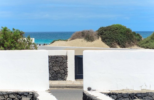 Urbanizacion Famara Casa | Casa de playa Famara en la orilla con piscina compartida, vistas al mar/montaña y Wi-Fi