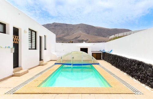 Urbanizacion Famara Casa | Casa de playa Famara en la orilla con piscina compartida, vistas al mar/montaña y Wi-Fi