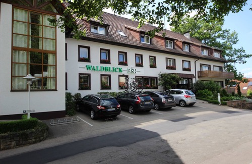 Donaueschingen Apartamento | Familienzimmer Classic, Retro mit Balkon, 1 Doppelbett+1 Einzelbett