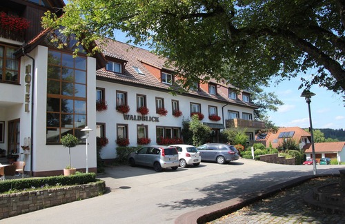 Donaueschingen Apartamento | Familienzimmer Classic, Retro mit Balkon, 1 Doppelbett+1 Einzelbett