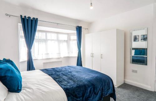 Brent Casa | Family 4-Bed Wembley Stadium Home - Parking & Long Stays