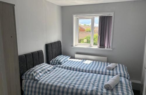 Warwick Apartamento | Family and Contractor 4BR All En-suite Apt with Free WiFi and Parking