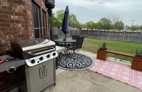 Southeast Arlington Casa | Dulce retiro de familiares y amigos en un vecindario tranquilo.