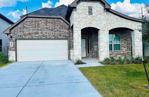 Georgetown Casa | Family and group friendly large, spacious modern home in Leander