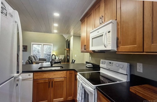 Sapphire Casa | Family and pet friendly home in Sapphire Valley Resort, amenities included.