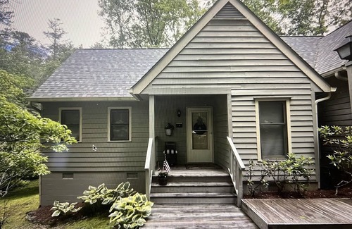 Sapphire Casa | Family and pet friendly home in Sapphire Valley Resort, amenities included.