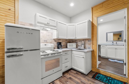 Cedar Lane Cabina | Family and pet friendly creek access with RV Hook up.