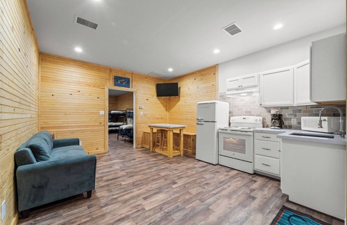 Cedar Lane Cabina | Family and pet friendly creek access with RV Hook up.