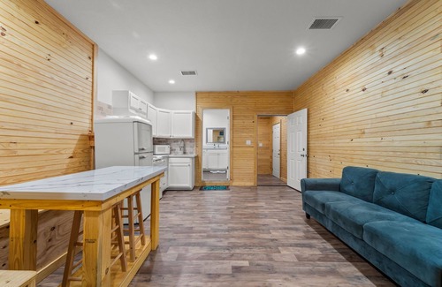 Cedar Lane Cabina | Family and pet friendly creek access with RV Hook up.