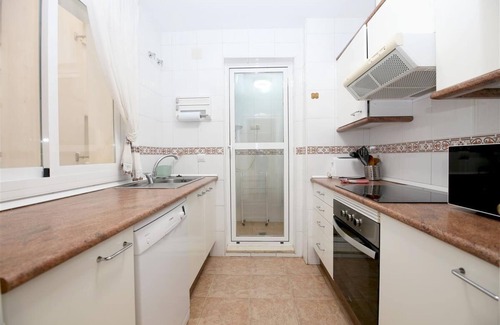 Estepona Apartamento | Apartamento familiar con vistas al mar y A/C, Cerca de la playa, restaurantes y el puerto