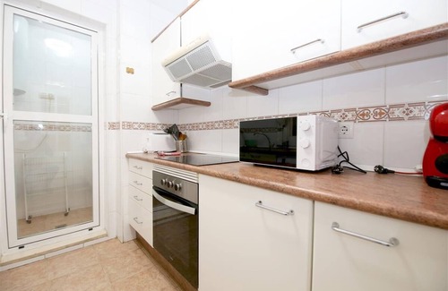 Estepona Apartamento | Apartamento familiar con vistas al mar y A/C, Cerca de la playa, restaurantes y el puerto