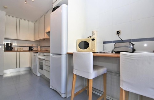 Estepona Apartamento | Apartamento familiar con clima, Wifi y piscinas, Cerca de playa, restaurantes y puerto de Estepona
