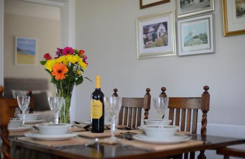 Tenby Casa | Family Beach House 200m to Sea 5 min to Tenby Town Centre