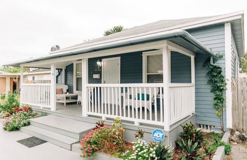 South Middle River Casa | Family Blue Home 6Beds&2Baths Olas Boulevard