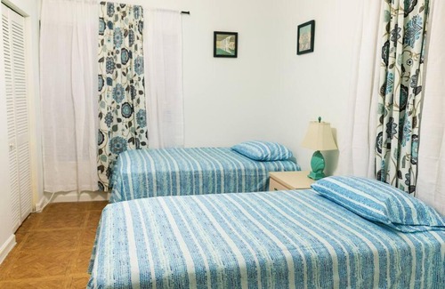 South Middle River Casa | Family Blue Home 6Beds&2Baths Olas Boulevard