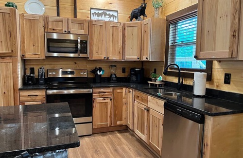 Sevierville Cabina | Family Cabin, Indoor Heated Pool Theater