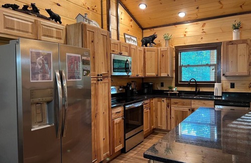 Sevierville Cabina | Family Cabin, Indoor Heated Pool Theater