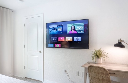 North Sarasota Cabaña | Family Coastal Cottage, Work & Leisure, Downtown