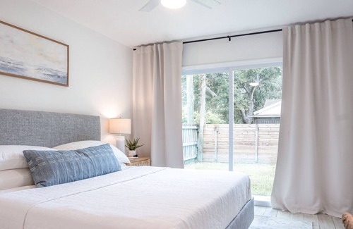 North Sarasota Cabaña | Family Coastal Cottage, Work & Leisure, Downtown