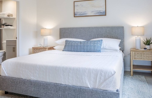 North Sarasota Cabaña | Family Coastal Cottage, Work & Leisure, Downtown