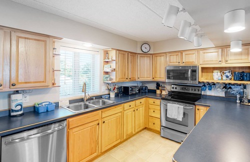 Hatteras Condominio | Family Condo w/Free WiFi, Central AC, Shared Pool, Private Washer/Dryer