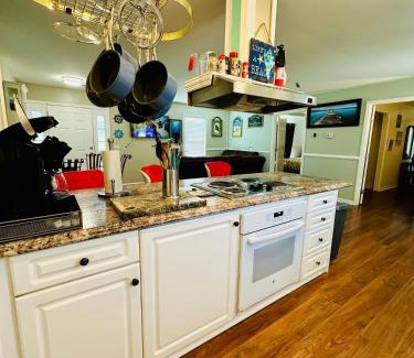 Sea Breeze Casa | Family Cottage 1 mile to Carolina Beach