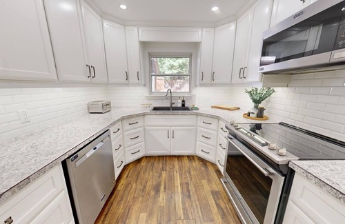 Lambton Shores Cabaña | Family Cottage | Games Room | Soft Tub | Bonfire