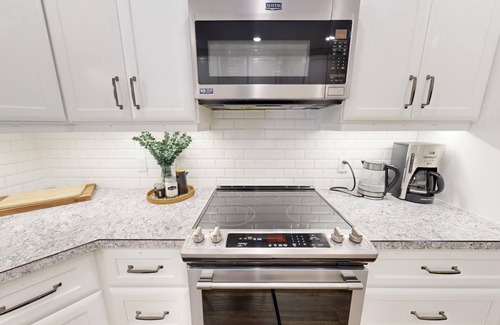 Lambton Shores Cabaña | Family Cottage | Games Room | Soft Tub | Bonfire