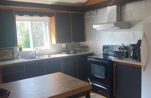 Rawdon Cabaña | Family cottage remote work haven. Starlink. Ski hill, trails, and Nordic spa.