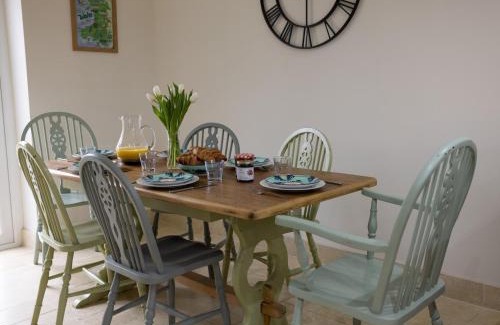 Llandovery Casa | Family Country Cottage with Stunning Mountain View sleeps 12