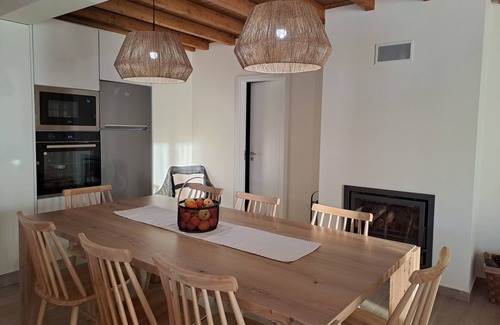 Castelo Branco Cabaña | Family country house with swimming pool and open-plan kitchen.