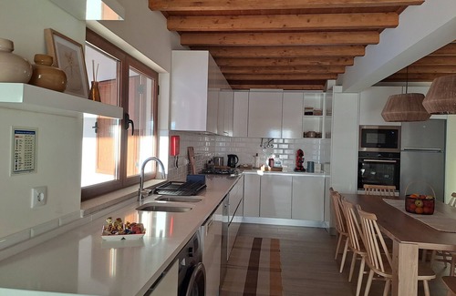 Castelo Branco Cabaña | Family country house with swimming pool and open-plan kitchen.