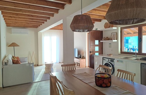 Castelo Branco Cabaña | Family country house with swimming pool and open-plan kitchen.
