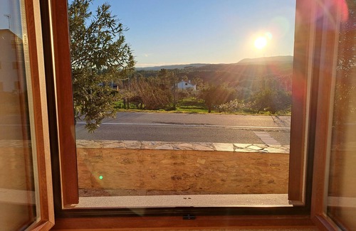 Castelo Branco Cabaña | Family country house with swimming pool and open-plan kitchen.