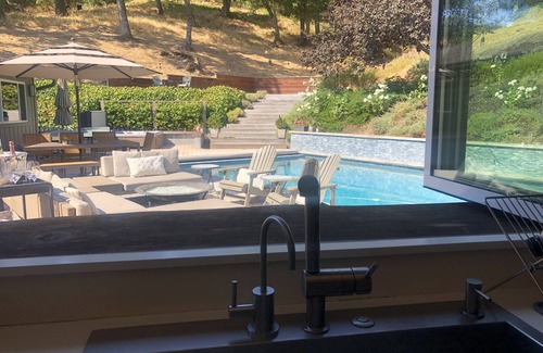 San Anselmo Casa | Family Destination - Private Acre in Ross - Heated Pool & Sport Court