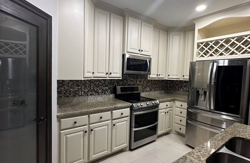 Brownsville Casa | Family Escape Home w/playground 5 minutes from shopping centers & restaurants