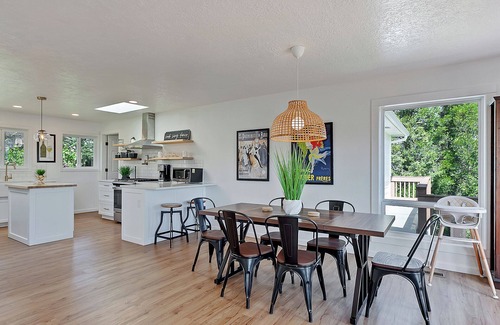 Gresham Casa | Family Estate w/ Views | Hot Tub + Guesthouse