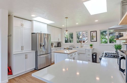 Gresham Casa | Family Estate w/ Views | Hot Tub + Guesthouse
