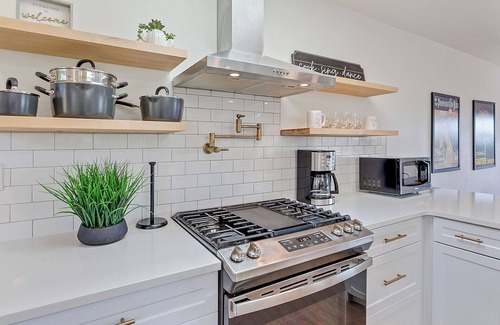 Gresham Casa | Family Estate w/ Views | Hot Tub + Guesthouse
