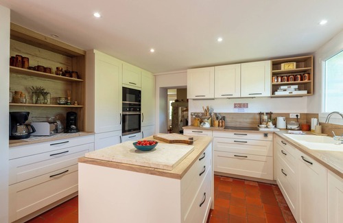 Mondragon Casa | Family estate with large park and swimming pool