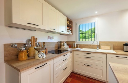 Mondragon Casa | Family estate with large park and swimming pool