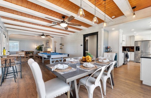 Camarillo Casa | Family Farmhouse, Hot Tub, Putting Green, Pool Table, Kids Barn, Fireplace,Bistro Lights