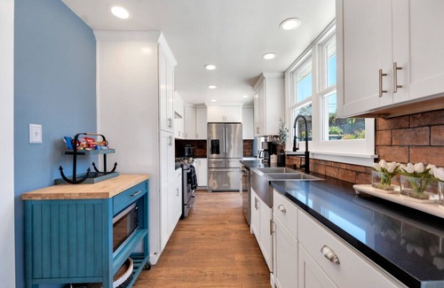 Camarillo Casa | Family Farmhouse, Hot Tub, Putting Green, Pool Table, Kids Barn, Fireplace,Bistro Lights