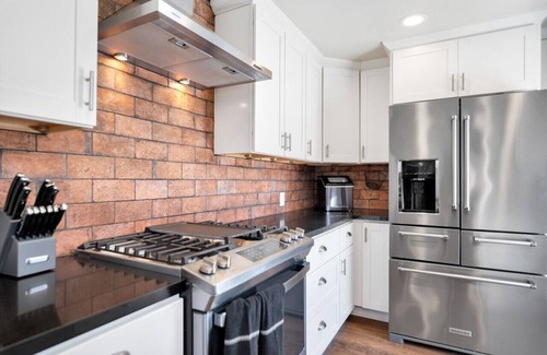 Camarillo Casa | Family Farmhouse, Hot Tub, Putting Green, Pool Table, Kids Barn, Fireplace,Bistro Lights