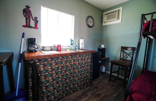 Plantersville Cabina | Family Farms Cabin 5 - Twin/Full Bunk, Fire Pit & Lakeside Escape, Near Ren Fest