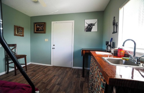 Plantersville Cabina | Family Farms Cabin 5 - Twin/Full Bunk, Fire Pit & Lakeside Escape, Near Ren Fest