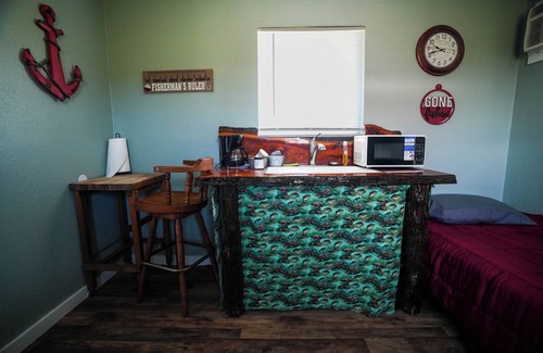 Plantersville Cabina | Family Farms Cabin 3 - Twin Beds, Lake View, and w/ Peaceful Nights - Sleeps 2