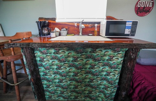 Plantersville Cabina | Family Farms Cabin 3 - Twin Beds, Lake View, and w/ Peaceful Nights - Sleeps 2