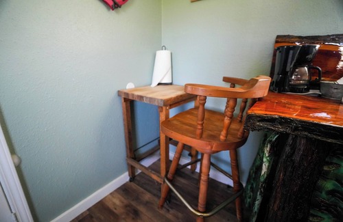 Plantersville Cabina | Family Farms Cabin 3 - Twin Beds, Lake View, and w/ Peaceful Nights - Sleeps 2